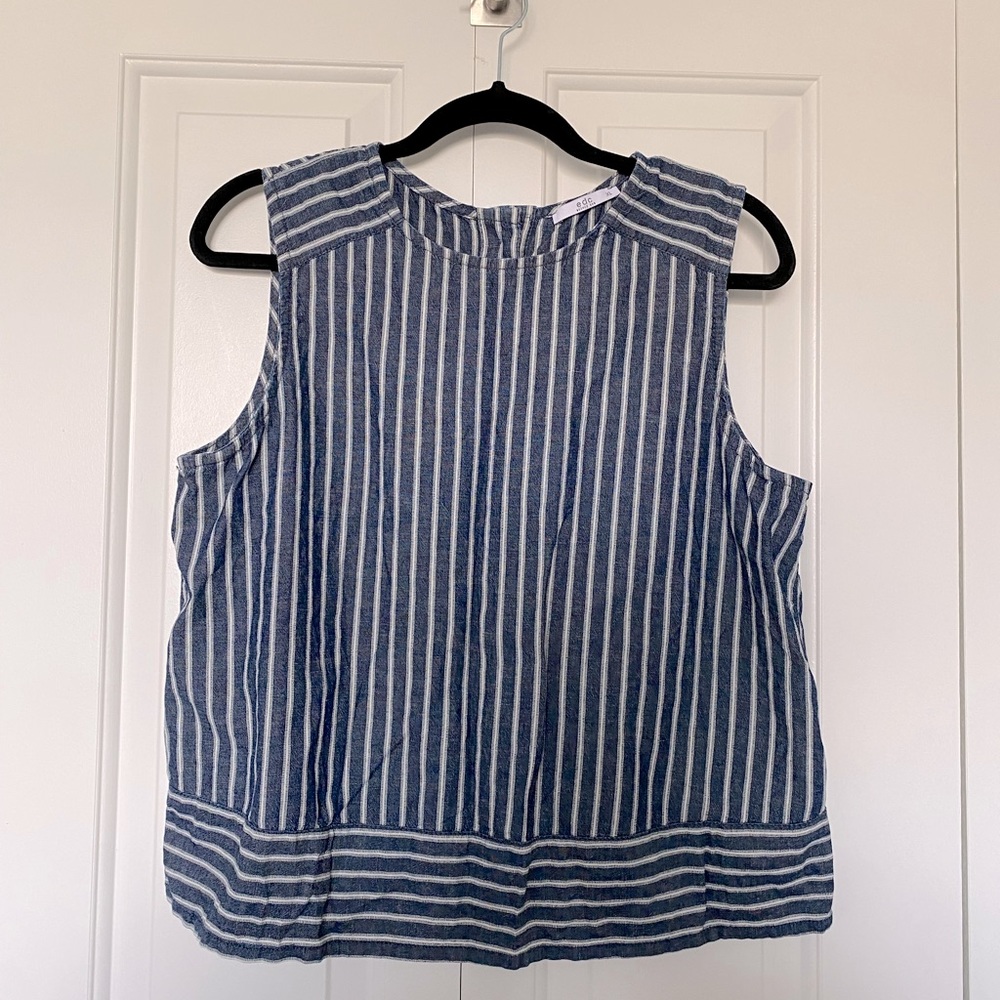 🎉5/$30 - cute light spring/summer tank - cute buttons on back!